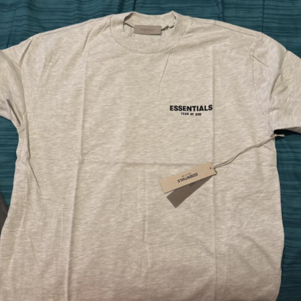 Essentials fear of god T-shirt with original tags, size Medium Men